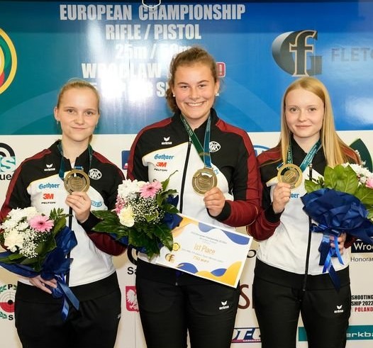 Read more about the article Larissa Weindorf gewinnt Silbermedaille im Einzel und Gold mit der Mannschaft bei der Kleinkaliber-EM