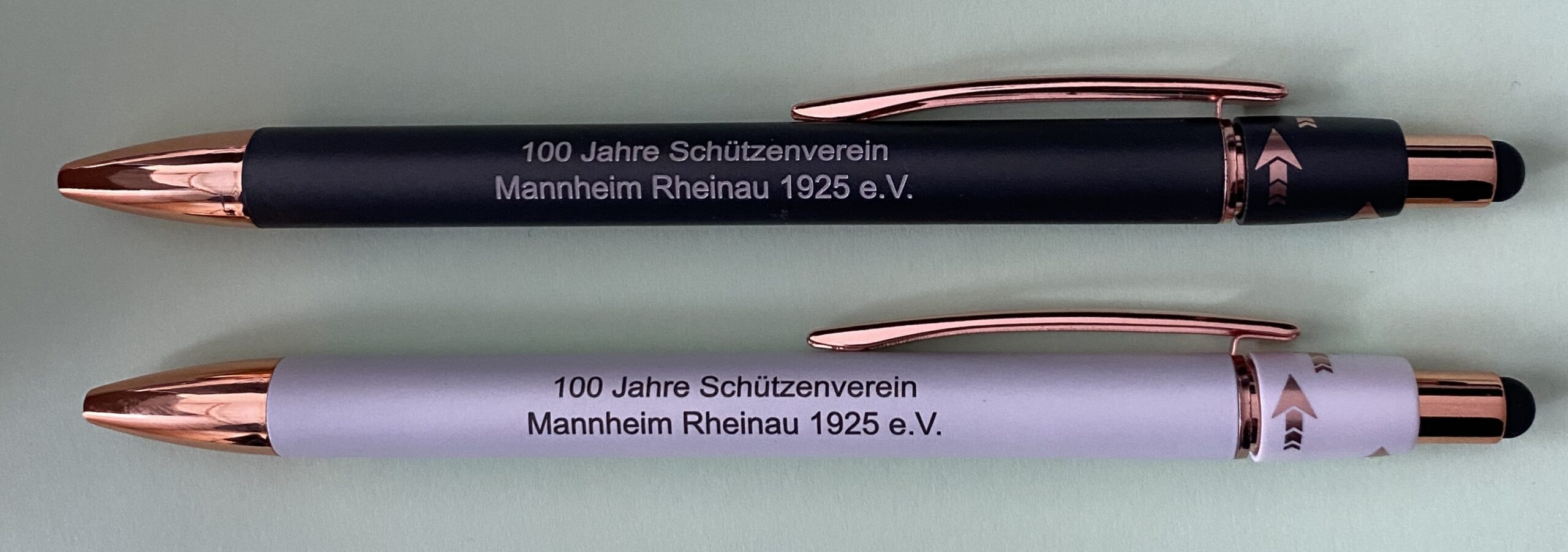 Mehr über den Artikel erfahren Unsere Jubiläums-Kugelschreiber sind da!